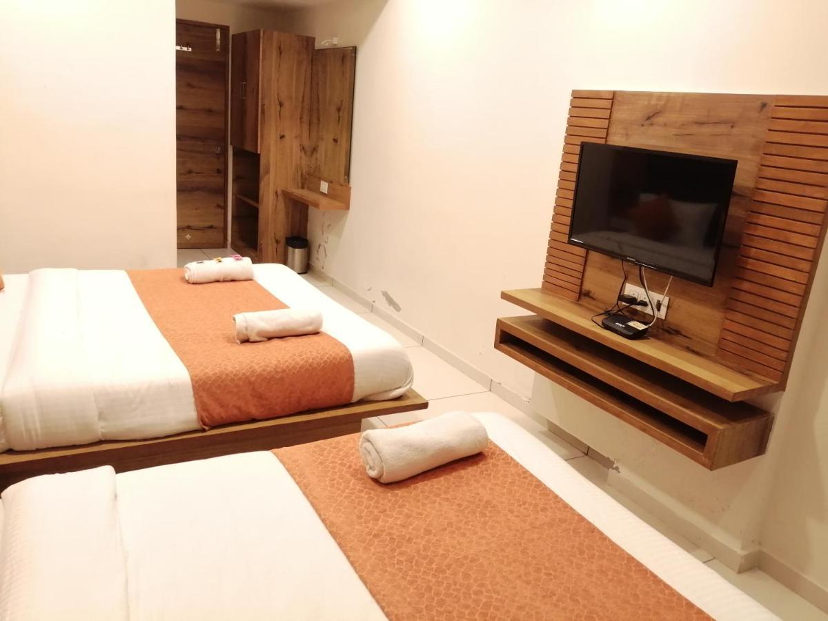 Hotel Golden City Vadodara Luaran gambar