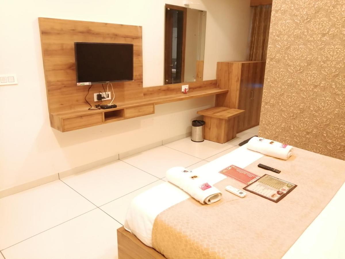 Hotel Golden City Vadodara Luaran gambar